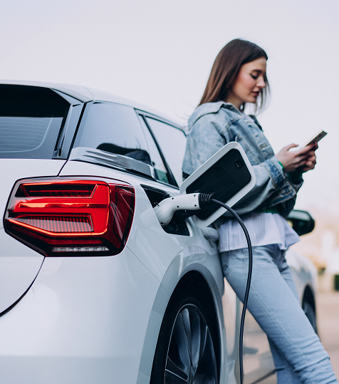 Atendente sorridente pronta para ajudar com duvidas sobre carregamento de veiculos eletricos