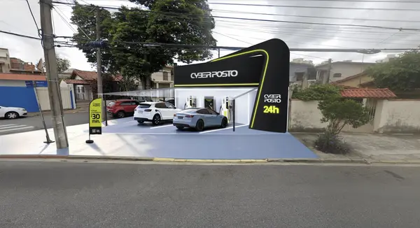 Simulacao de estacao de carregamento de veiculos eletricos Cyber Posto mostrando o processo de recarga